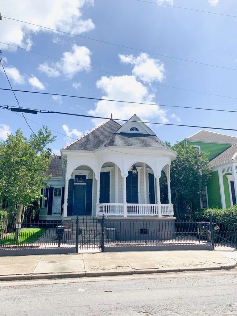 Casa a lo largo de una de las calles más bonitas de Nueva Orleans