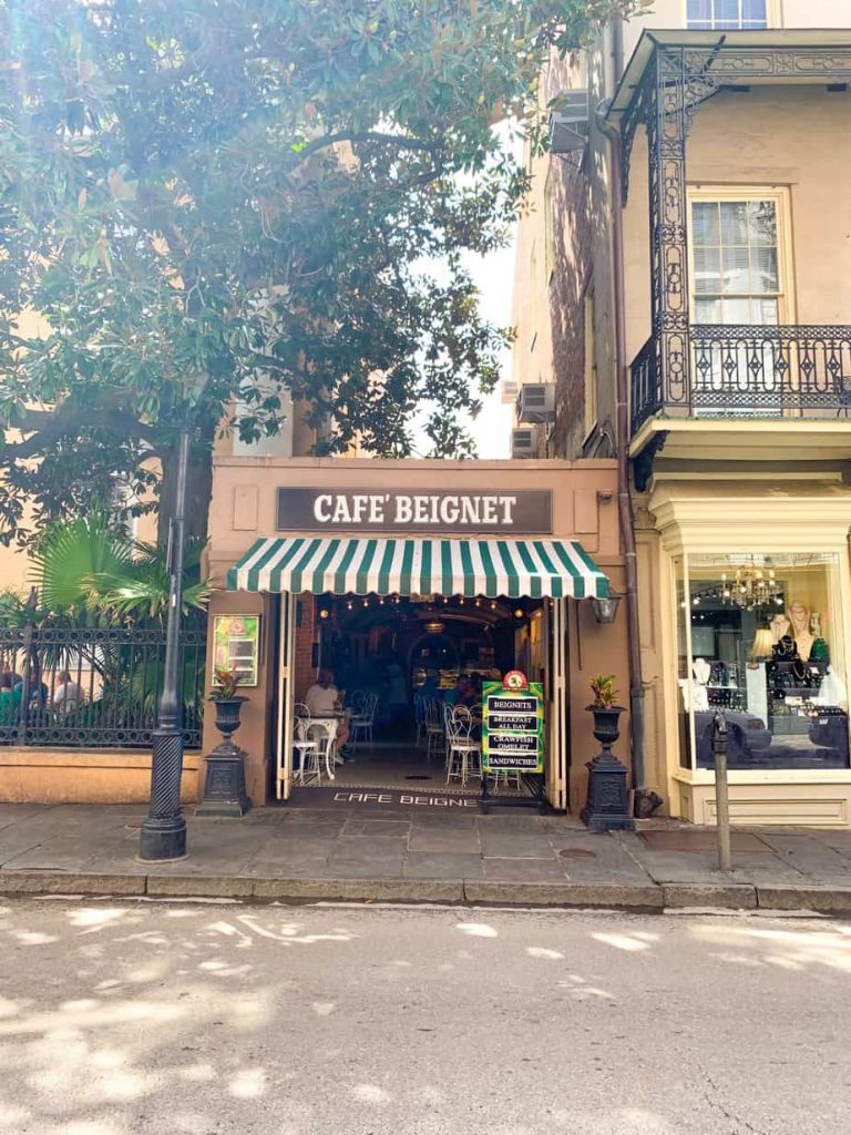 mignon bâtiment sur la rue de la Nouvelle-Orléans