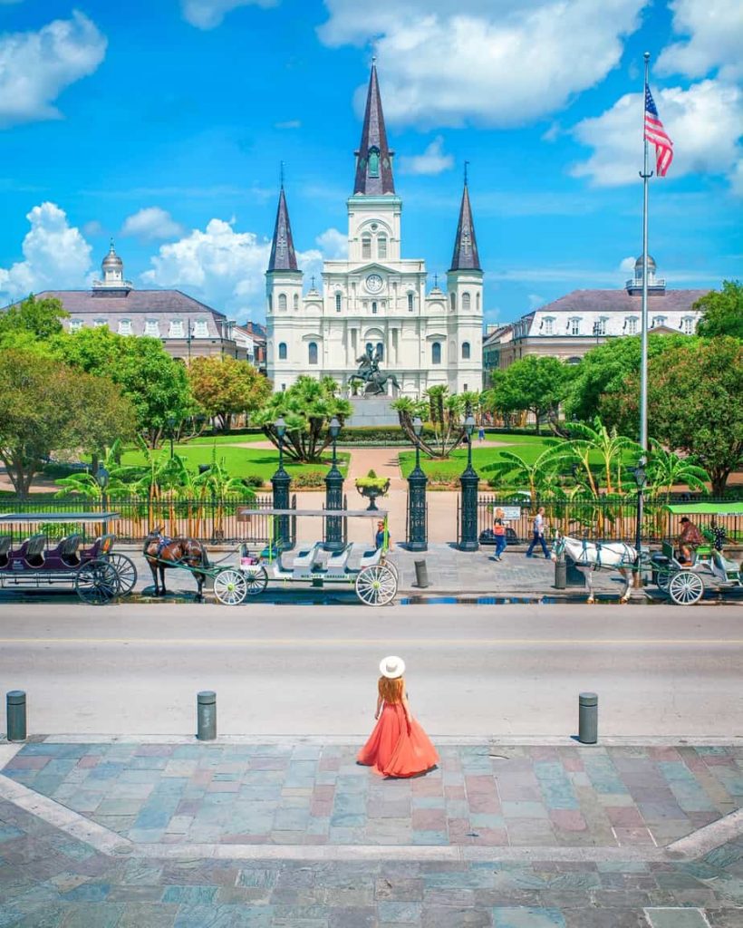 A Praça Jactres em Nova Orleães com Bandeira Americana