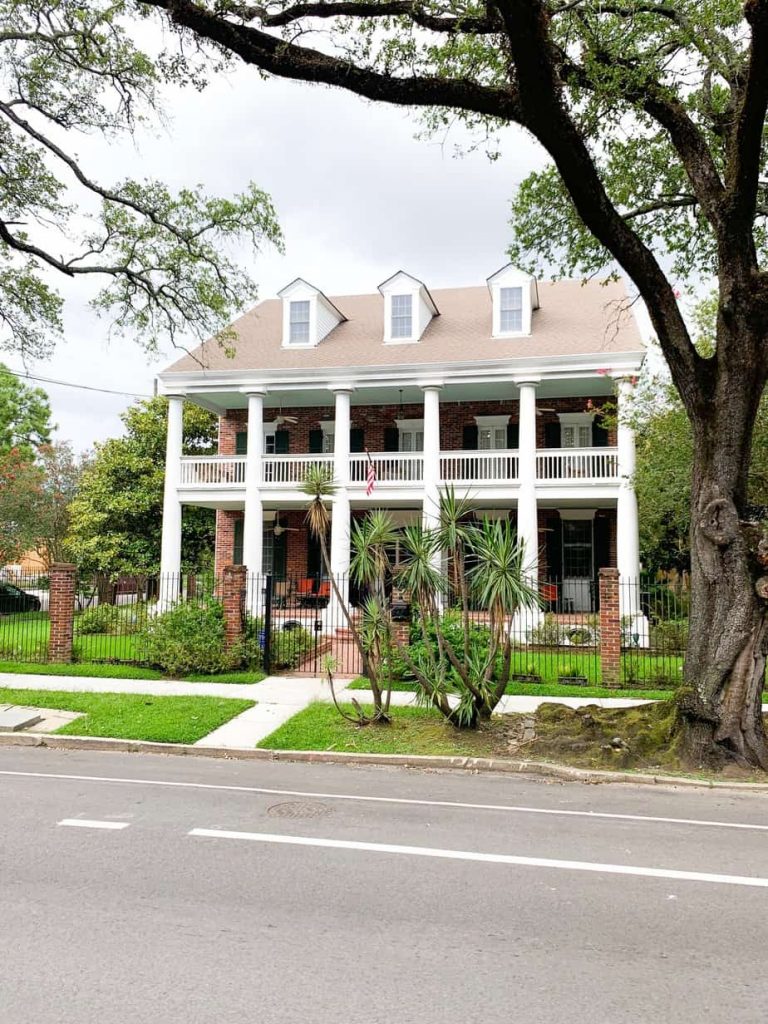 New Orleans Straße mit schicken Häusern entlang