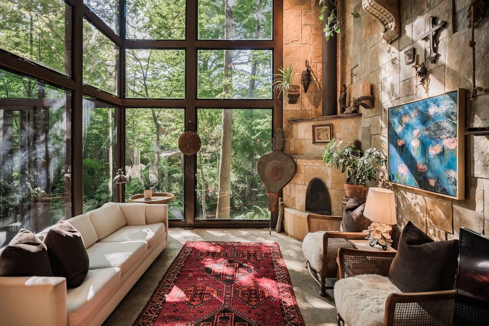 This is one gorgeous treehouse airbnb located in Dallas Texas