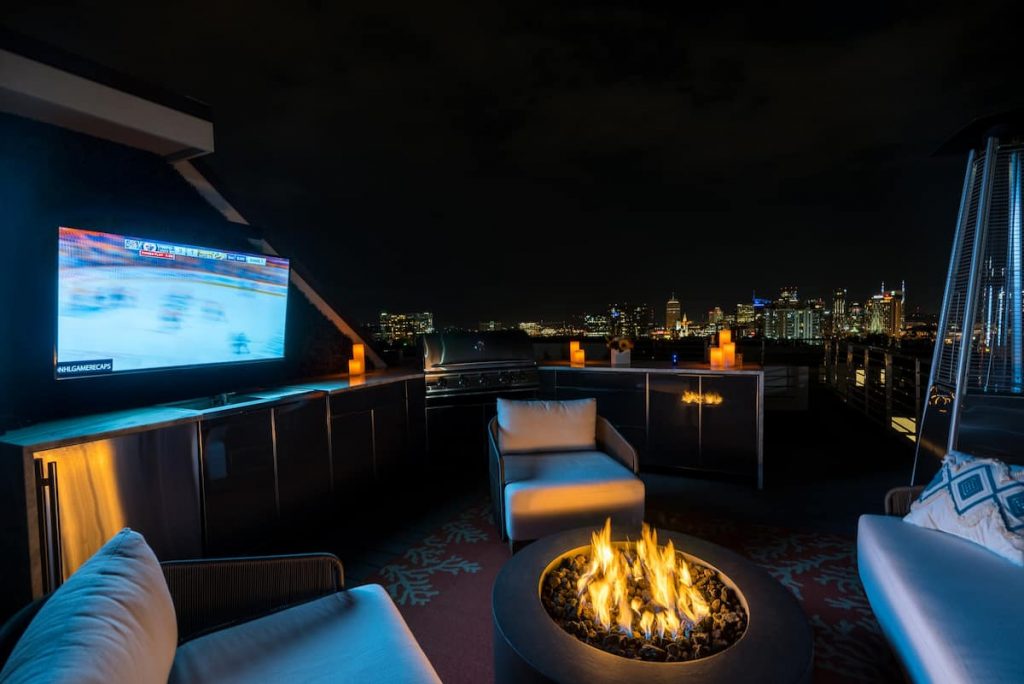 Come hang out at this amazing rooftop bar at on the Airbnbs in southern Usa in Nashville