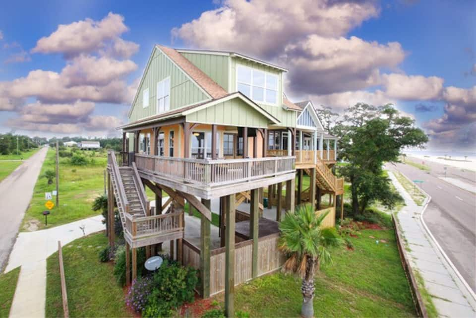 If you are looking for airbnbs in the south and find yourself in Biloxi, Mississippi you will want to check out the Nest, a waterfront cottage.