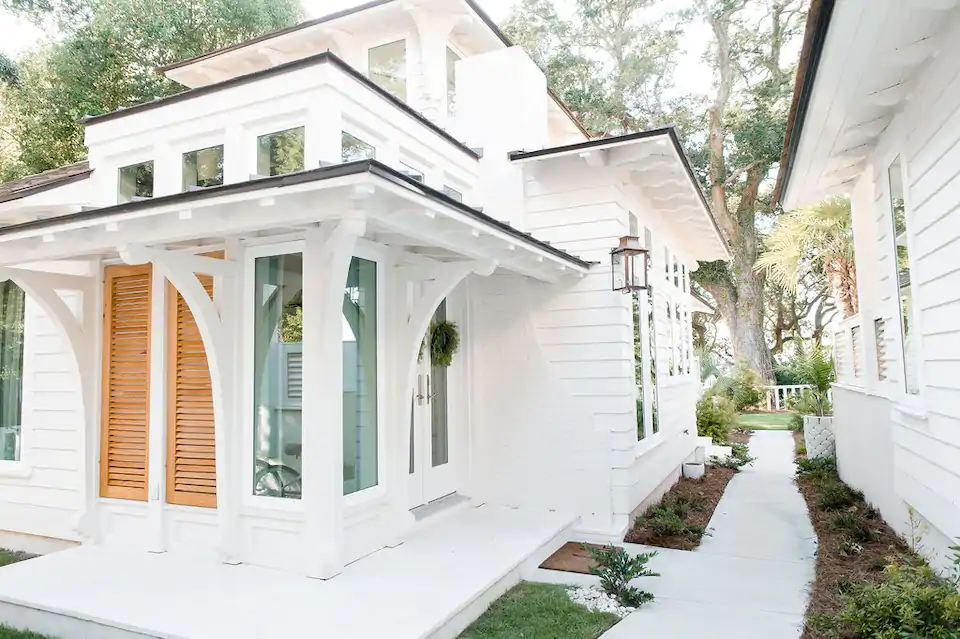 the beautiful whitewashed exterior of the fairhope bluff cottage