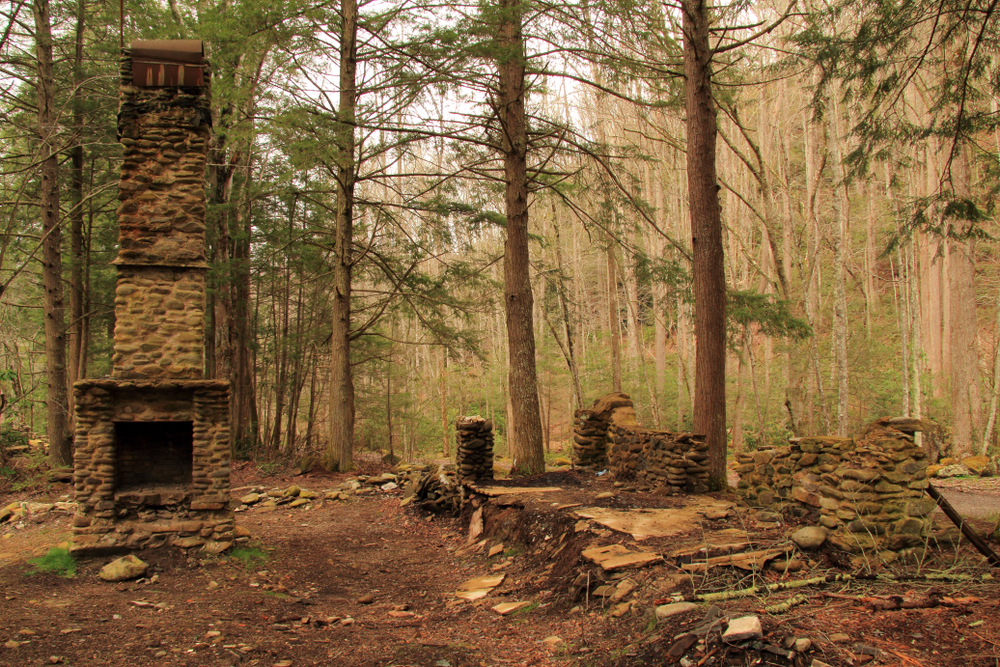 An abandoned home in Elkmont Tennessee one of the scariest ghost towns in Tennessee