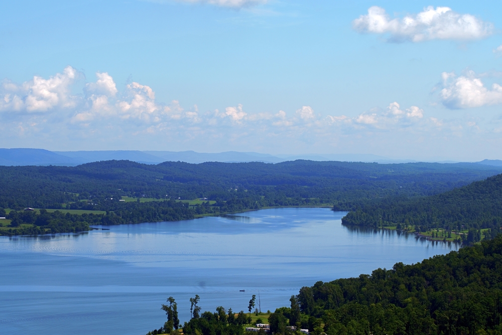 A scenic glimpse of Lake Guntersville State Park in Alabama.