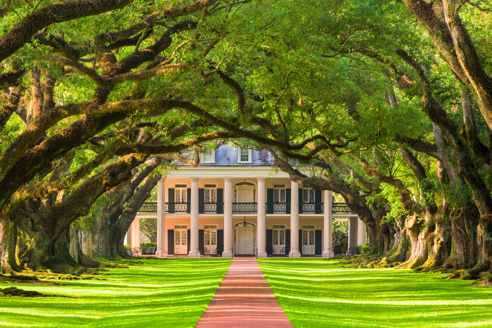 Oak Alley Plantation is beautiful but is also full of ghosts, making it one of the most haunted places in the South.