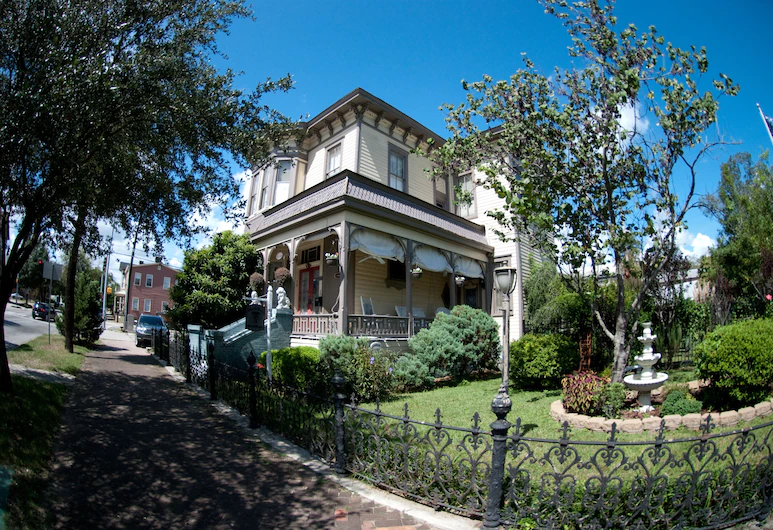 The outside of a Victorian bed and breakfast in savannah