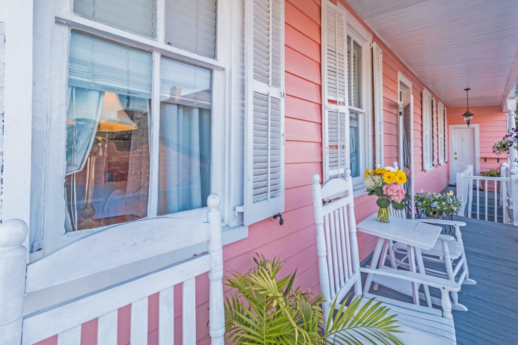 Another adult only bed and breakfast, the Palmer's Pinckney Inn is within walking distance of Charleston City Market.