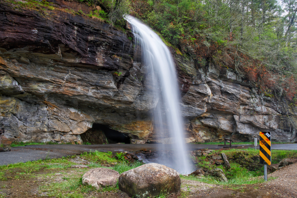 one of the most popular waterfalls in North Carolina, Bridal Veil Falls