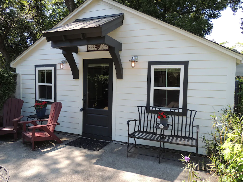 A photo of a charming cottage VRBO in Charleston.