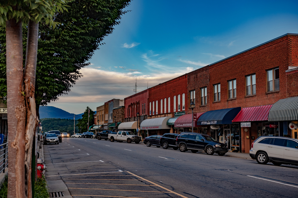 Street view of downtown Franklin, NC.