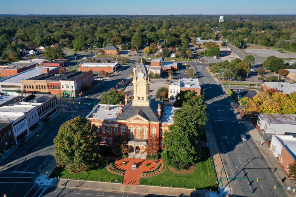 15 Cutest Small Towns In North Carolina (Mountains, Beaches, And More