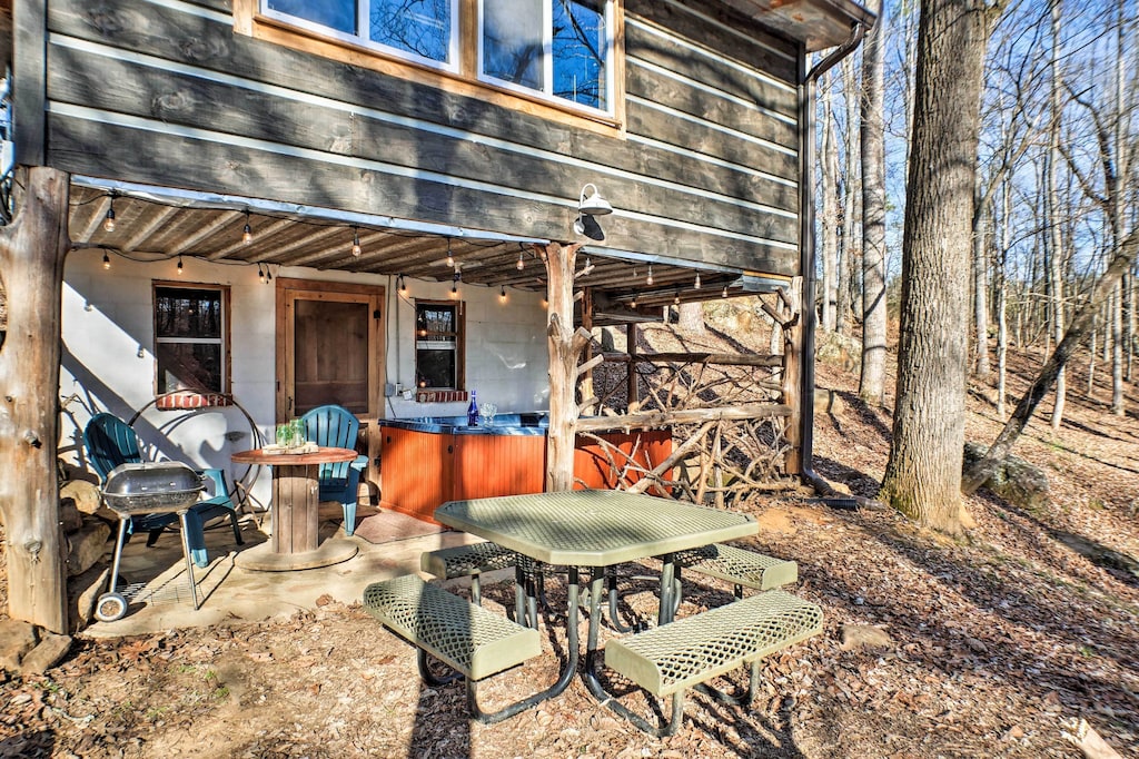 Come enjoy this creekside treehouse with a private hot tub