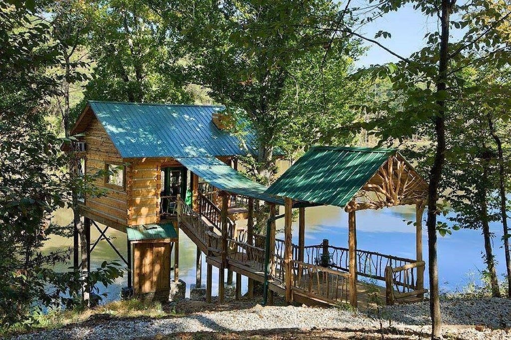 come check out this lakefront treehouse