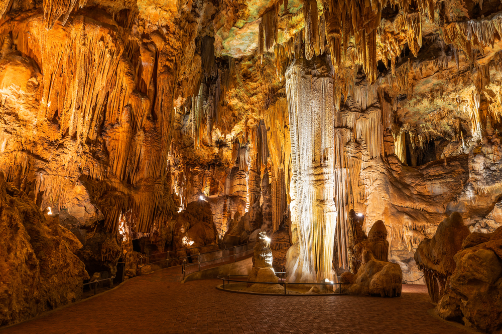 Limestone formaitons in Luray Caverns, one of the best things to do in Virginia!