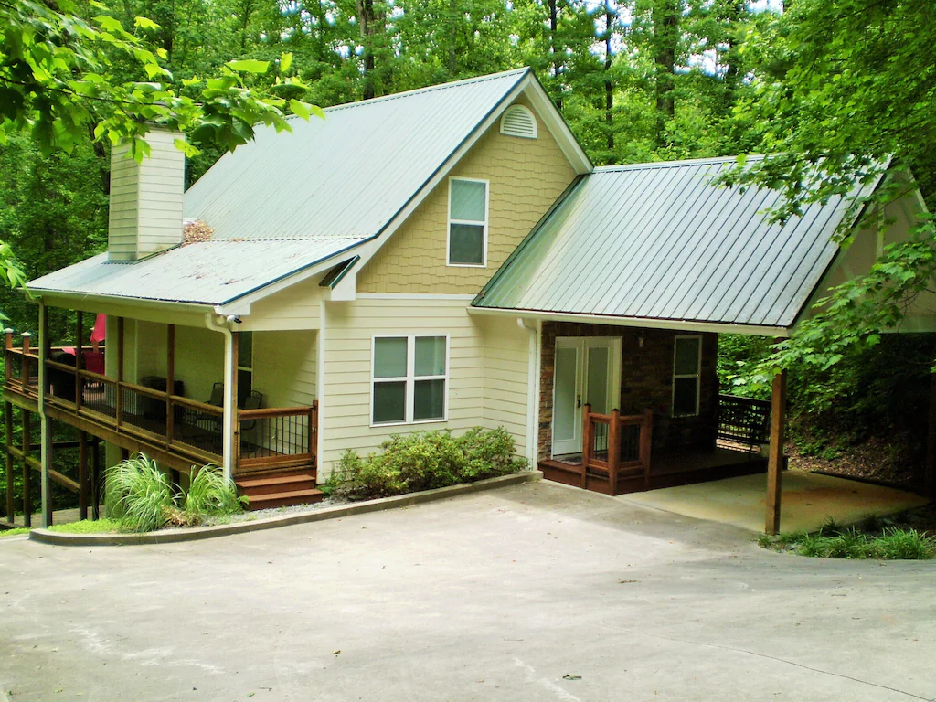 A yellow cabin/cottage in Helen