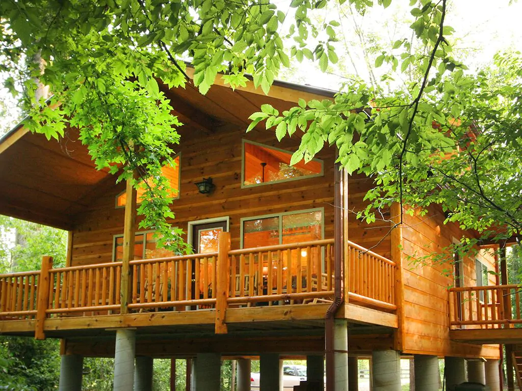 A beautiful cabin with a deck and big windows one of the Cabins in Helen. on the river