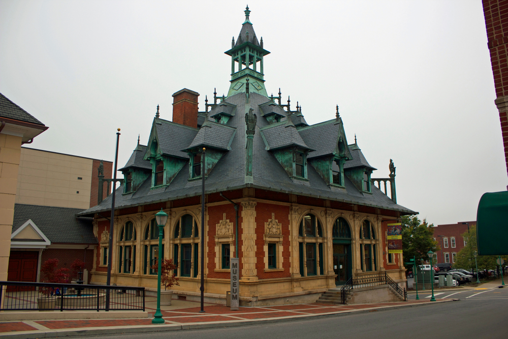 A picture of the outside of Customs House Museum and Cultural Center that has several arched windows on the first floor and eagle statues perched at every corner.