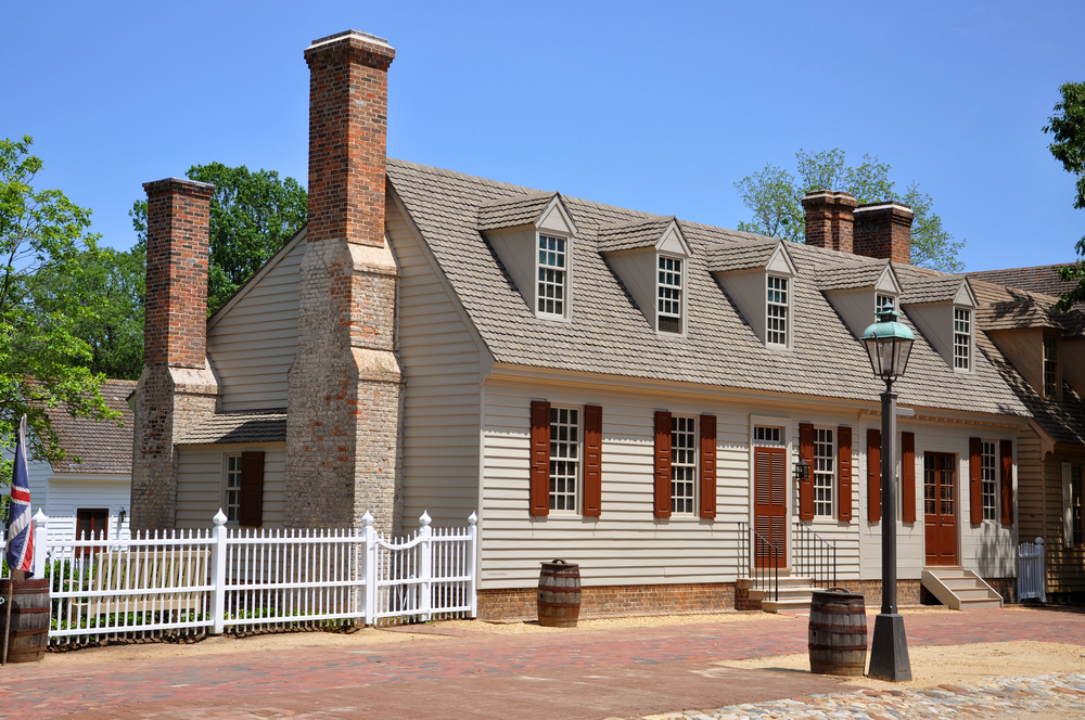 building in colonial williamsburg on a bright sunny day