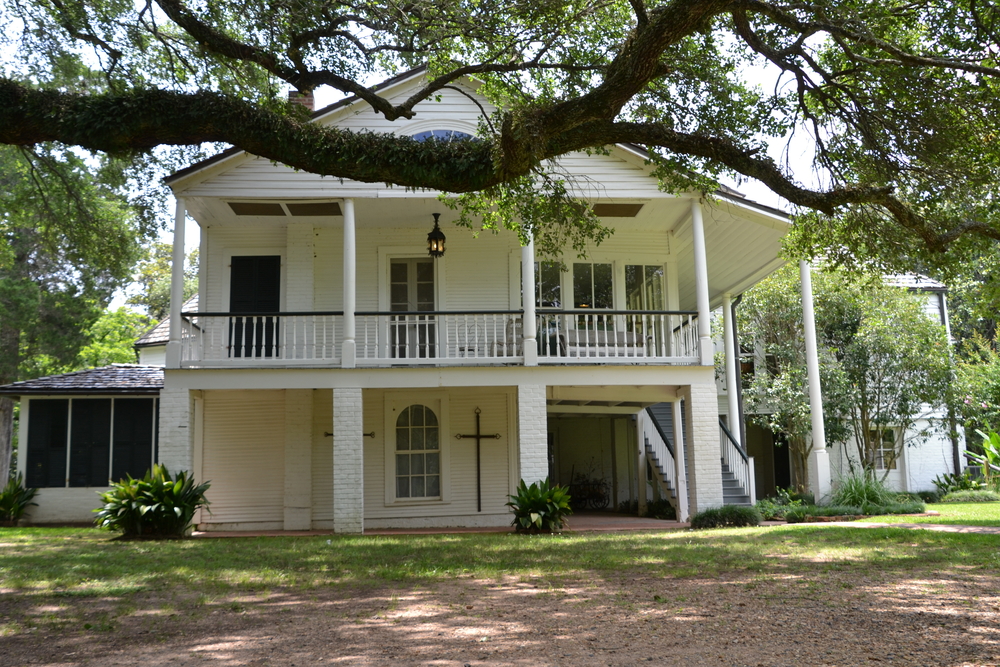 A beautiful white house in Louisiana