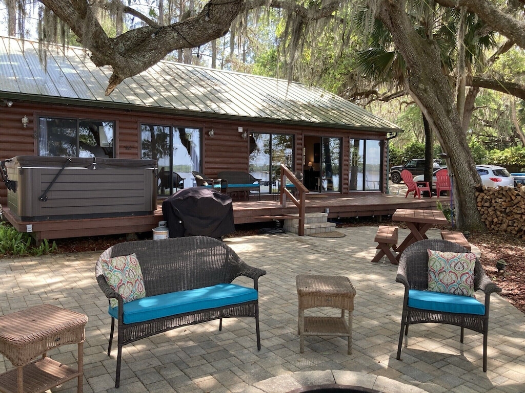 The lakefront cabin, one of the best cabins in Florida, is covered and shaded by lovely oak trees with Spanish moss dripping from its branches.