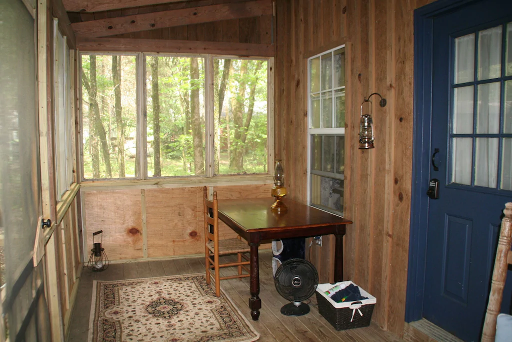 The beautiful Wynnewood Rustic Cabin is one of the best cabins in Mississippi. 