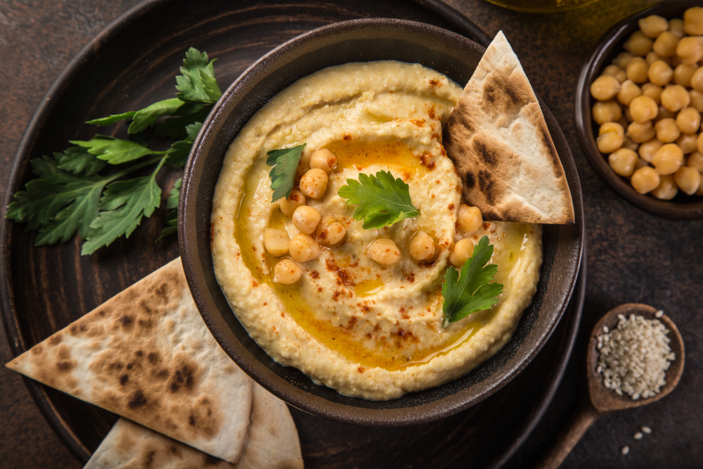 photo of chickpea hummus with pita chips 