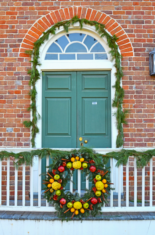 wreath on a door in williamsburg during christmas