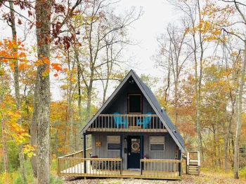 a frame cabins in kentucky with fall foliage