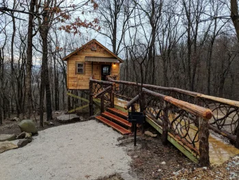 coolest cabins in arkansas that is a treehouse