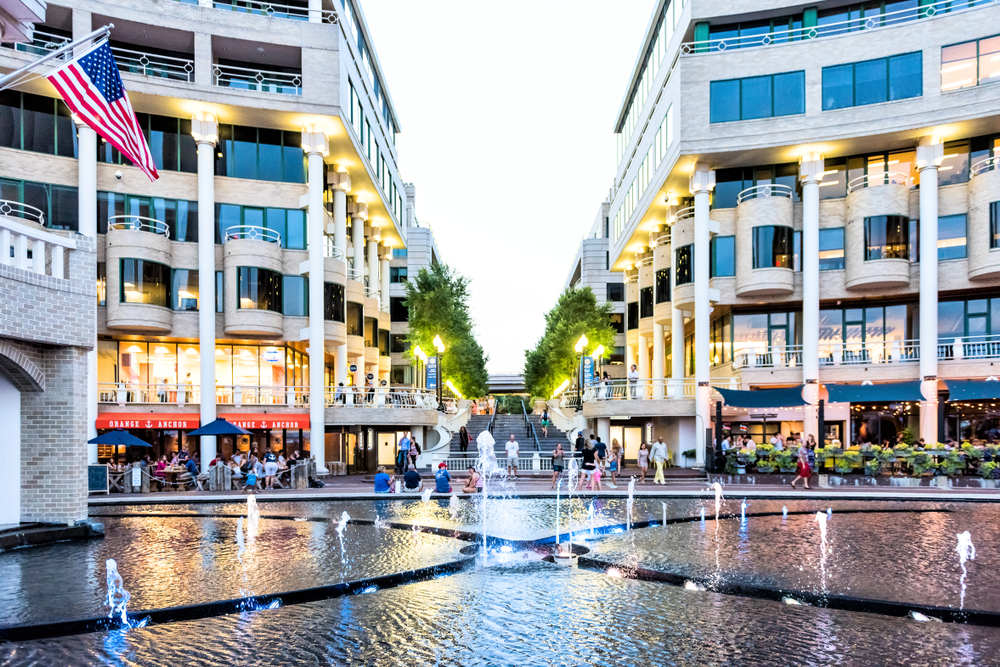 The lit fountains at Georgetown Waterfront Park near restaurants.