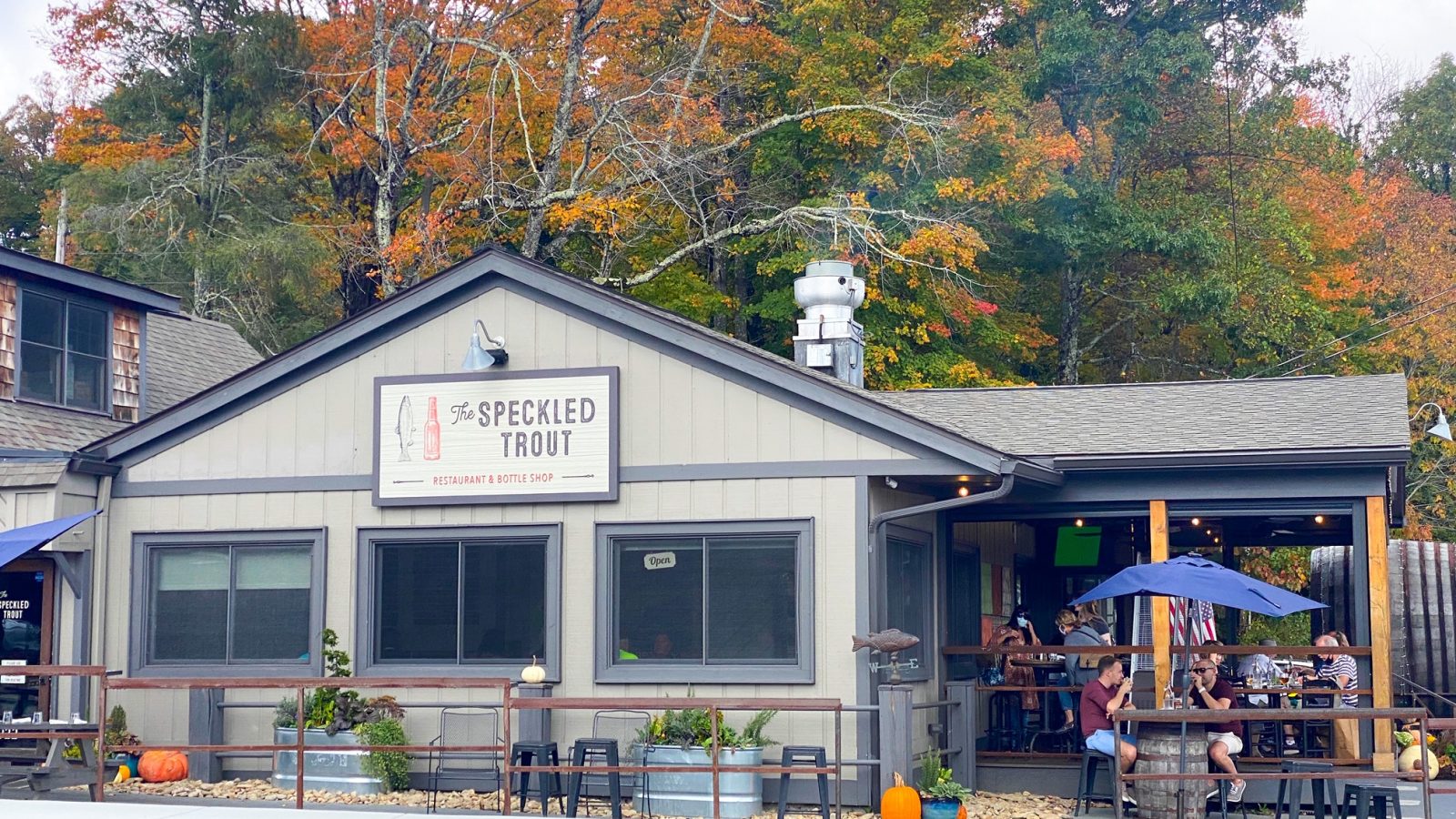 the speckled trout restaurant in Blowing Rock with fall leaves