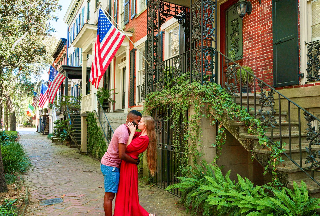 couple kissing at one of the best places to visit in savannah