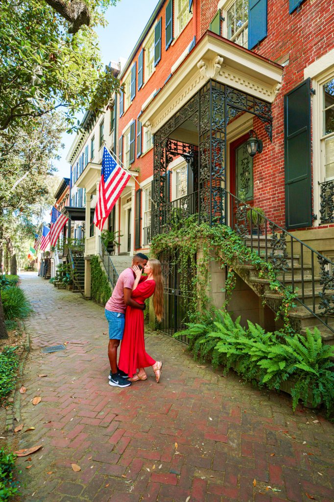 Couple kissing in front of the houses on East Jones Street, one of the best places to visit in Savannah.