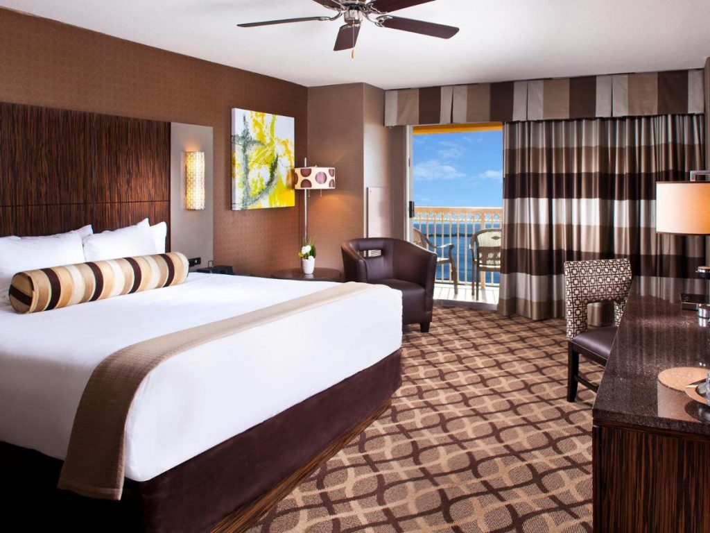 The Golden Nugget Resort is one of those resorts in Mississippi that has a glorious city and beach view in all rooms!