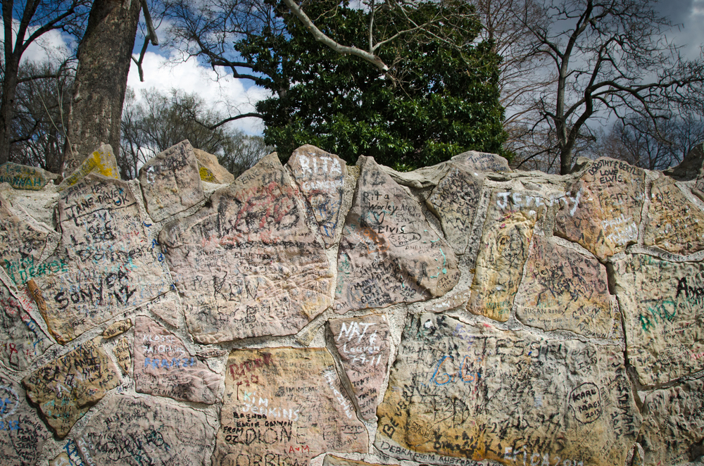 One of the most popular things to do in Memphis Graceland attracts millions of visitors, many of whom leave a mark on the wall surrounding the property.