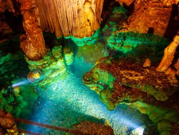 Aqua blue reflective underground pool in Luray Caverns
