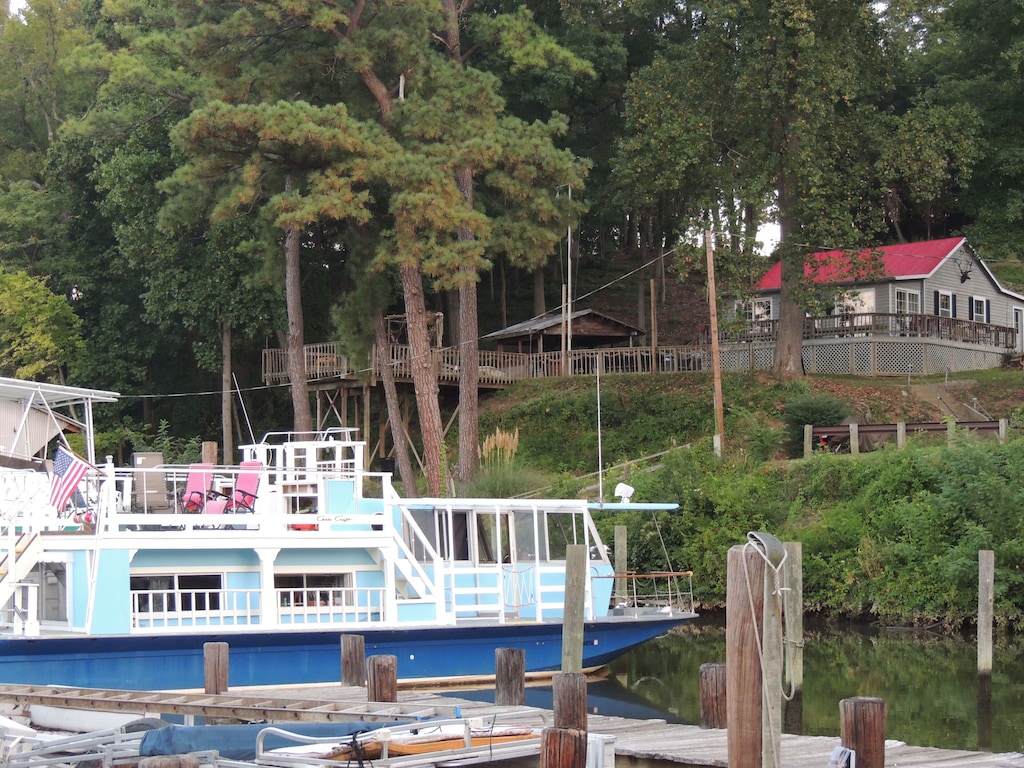 Glamping in a Virginia House Boat 