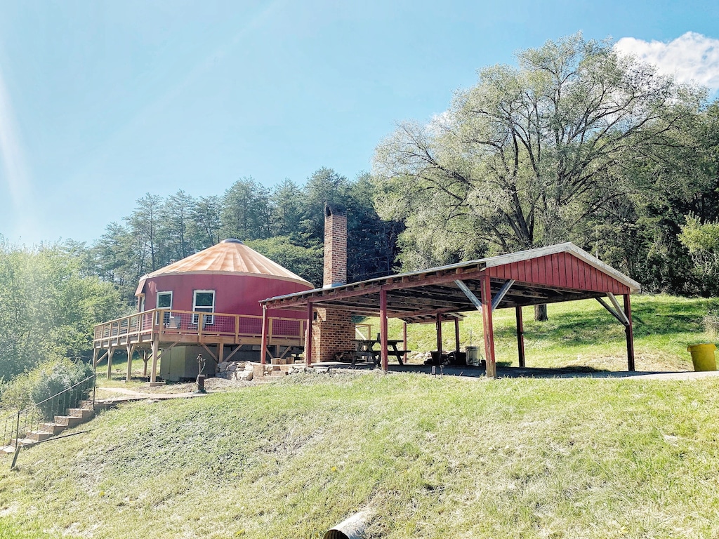 Big yurt in Virginia Mountains 