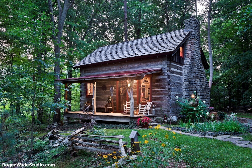 View of the inviting front garden and front porch of The Captains Cabin, one of the best Airbnbs in the South. 