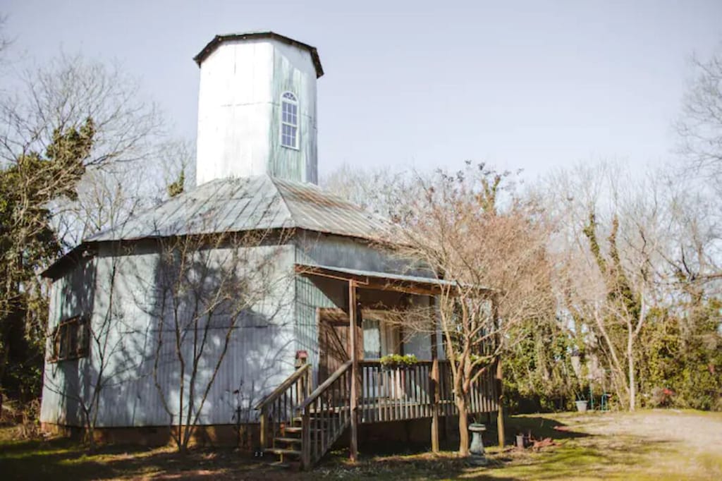 Renovated Octagonal Barn, Glamping in Virginia 