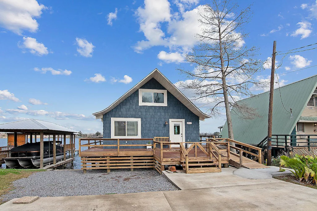 Blue Heron cabin rentals in Louisiana with blue shingles and wrap around deck!