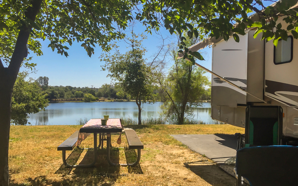 picnic table and RV at wilson's riverfront RV park