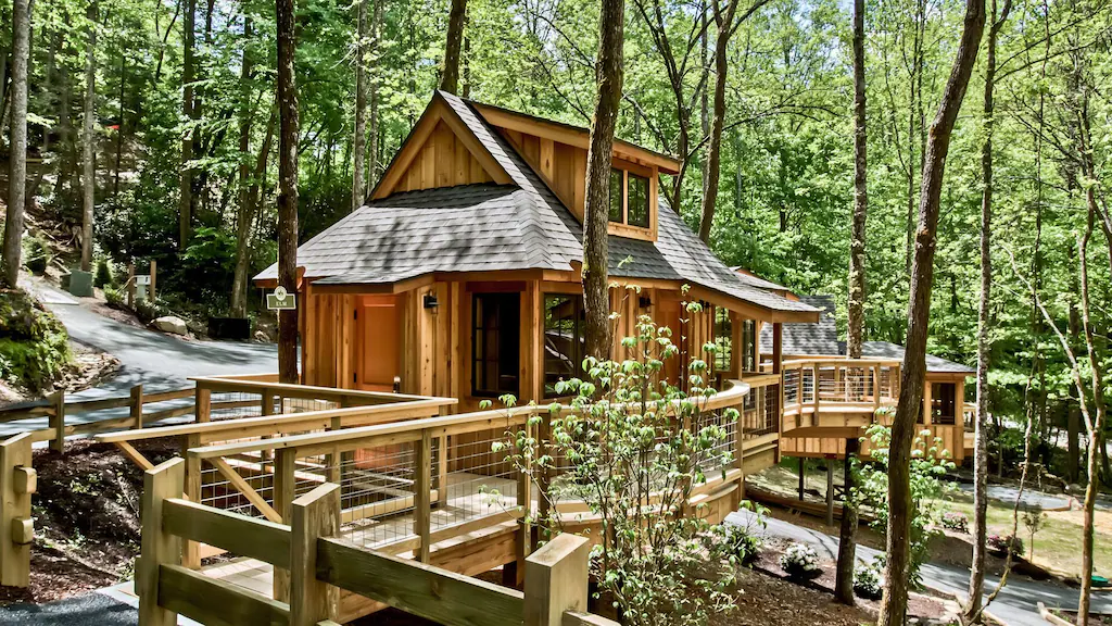 a fantastic treehouse surrounded by woods on a great site for glamping in tennessee