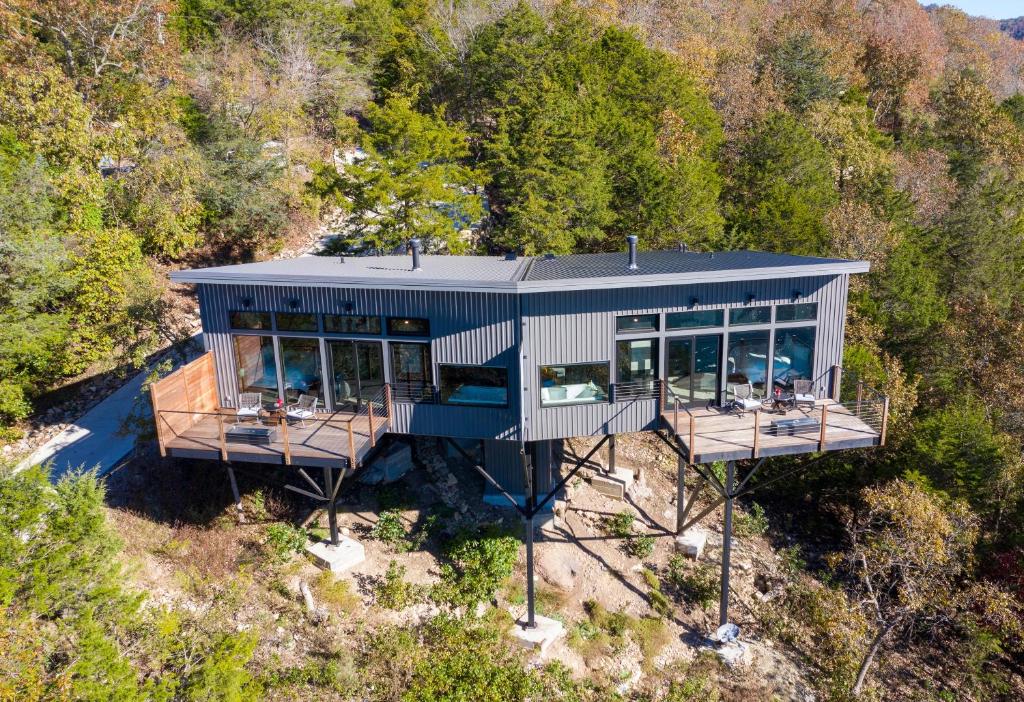 Cabin on a hillside in the mountains in an article about romantic getaways in Arkansas 