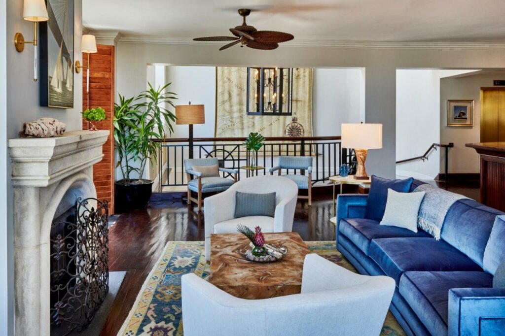 the cozy interior of the harbourview inn, one of the best boutique hotels in Charleston, SC