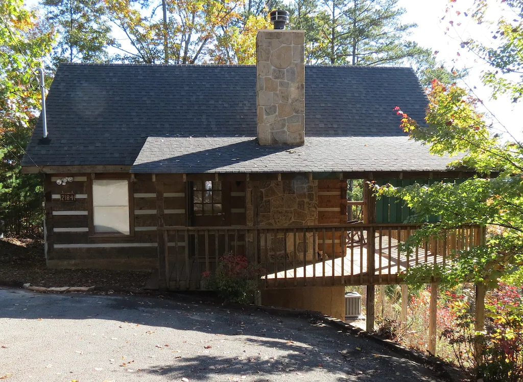 outdoor view of one of the best cabins in the smoky mountains