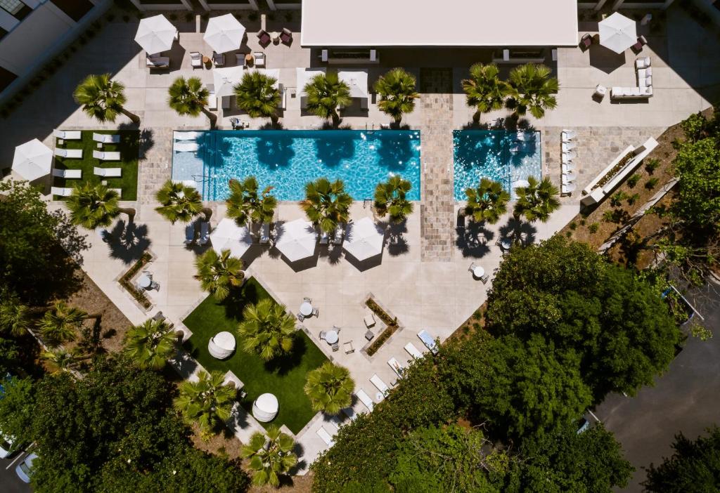 Where to stay in Charleston SC if you are looking for a family vacation with a beautiful outdoor pool.