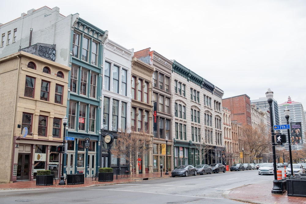 Traffic and urban life in the downtown area of Louisville, Kentucky. The article is about breakfast in Louisville 